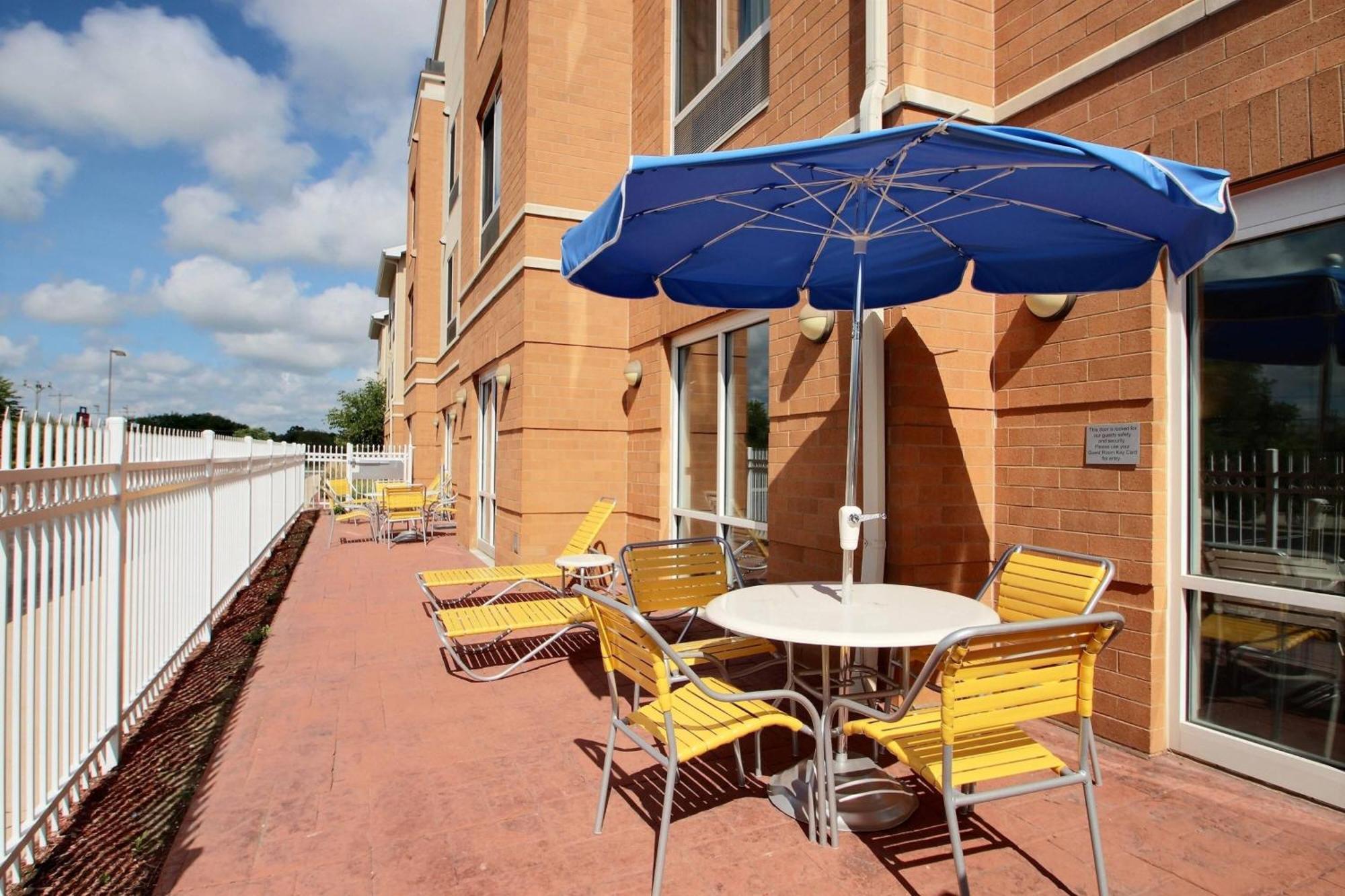 Fairfield Inn & Suites By Marriott Milwaukee Airport Oak Creek Bagian luar foto